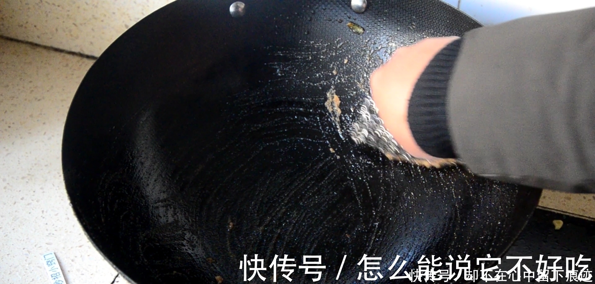 小苏打|生锈的铁锅别扔了，学会1个小窍门，旧锅变新锅，好方法抓紧学