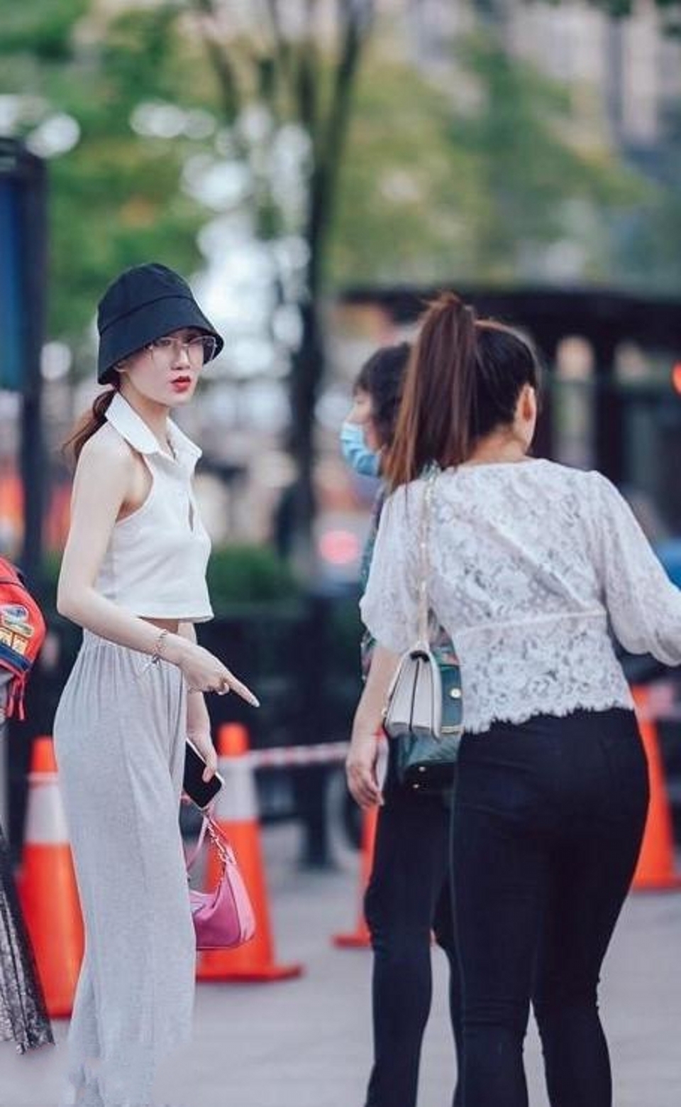 路人街拍,搭配粉色的小背心,轻松穿出高级感