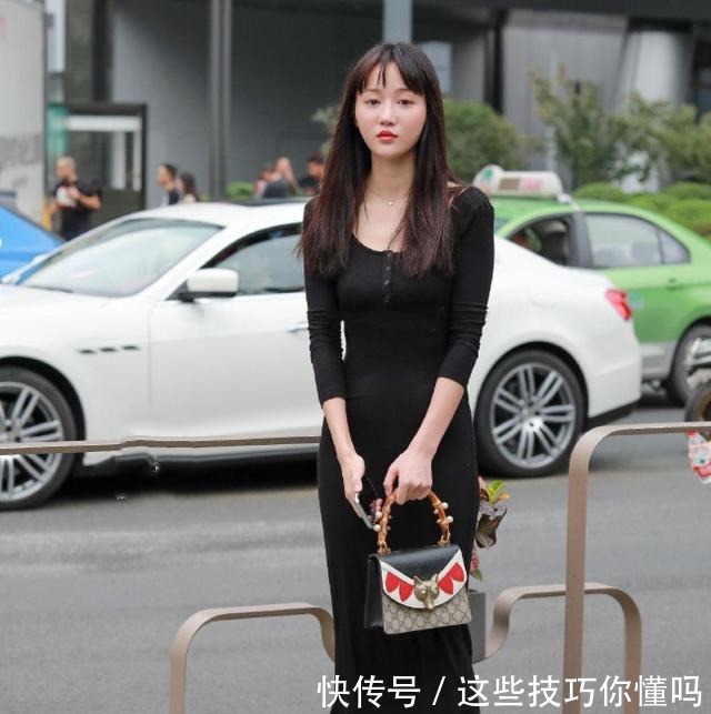 搭配 黑色纽扣针织连衣裙,简单大方,优雅迷人!