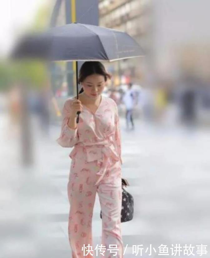 位阿姨|阿姨出门也太大意了,直接穿睡衣就出门了,总觉得哪里怪怪的