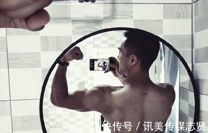 人鱼|肌肉小哥被迫营业，胸肌发达，人鱼线漂亮，太好看了！