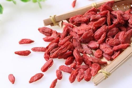 枸杞子泡|经常用枸杞泡水喝,对男性的身体有什么好的影响?不妨了解下