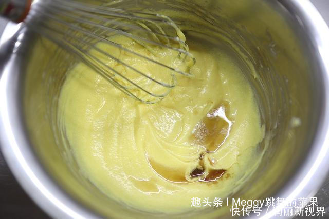 出炉|夏天想吃蛋糕别愁,2个鸡蛋做12个小蛋糕,15分钟出炉,省心快手