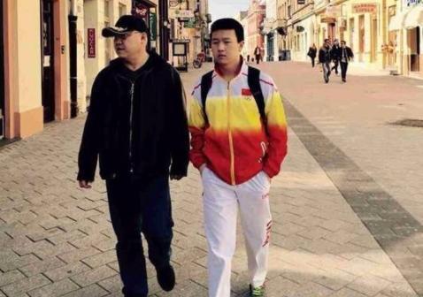 同为|同为英达的儿子,一个年薪98万为国争光,一个31岁成“反面教材”