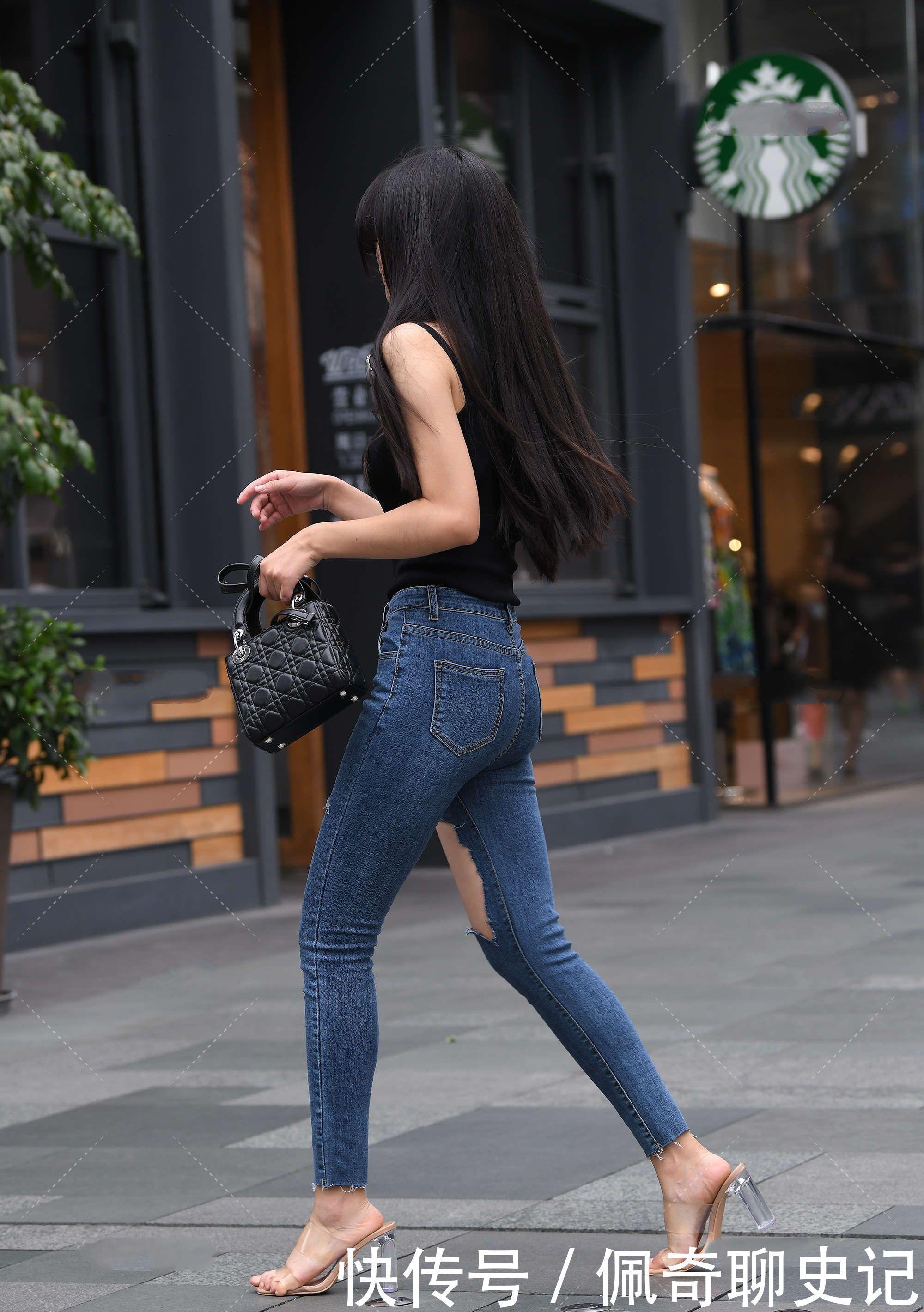 破洞牛仔裤 简约又日常的穿搭,黑色上衣搭配牛仔裤,也可呈现酷飒时尚感