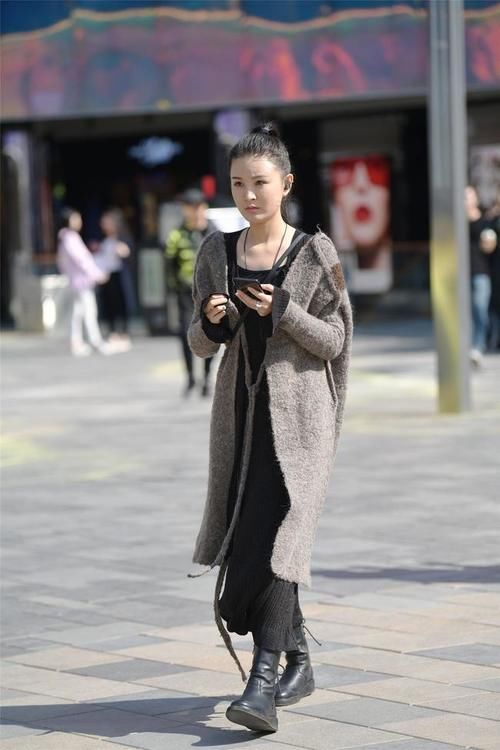 小姐姐穿黑色长款连衣裙,搭配浅灰色羊绒大衣,显得人很清秀!