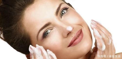 鼻子上黑头去不掉皮肤科医教你1个妙招，轻轻一抹，黑头全出来