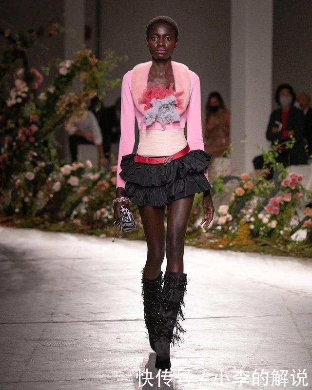 米兰时装周线下T台回归,Blumarine2021春夏系列演绎浪漫时装盛宴