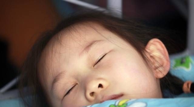 同睡|孩子长期和老人同睡不良影响多多,这几点家长们不要再忽视了