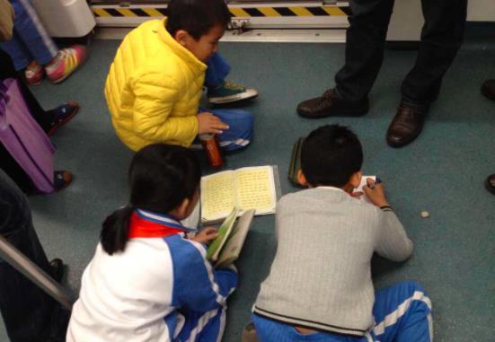 父母|现在的孩子有多累?6张图呈现“残酷童年”,父母看后直言正常