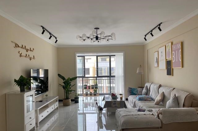 装修|越来越多人不做吊顶,不做电视墙,看看她家装修,简约又漂亮