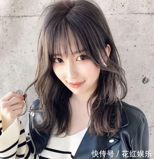小卷 什么发型减龄又时尚?试试这三种柔卷发,简单随意又显皮肤白