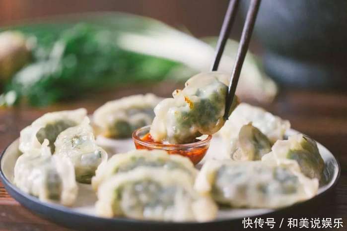 外国人|外国人真聪明,这样包饺子的方法,十分钟能包出185个!
