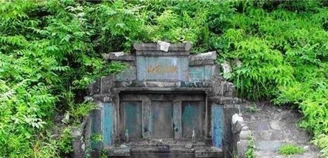 自尽#古代落魄书生发现一块宝地，故意自尽葬于此地，从此家族人才辈出