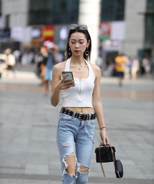 百搭 美女脚上搭配的高跟鞋，既舒适又时尚，带着一种浪漫的飘逸