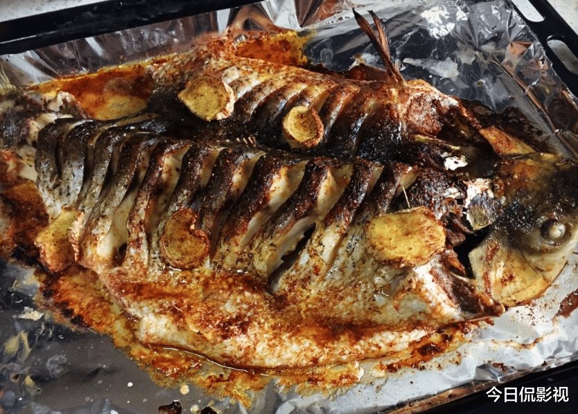 鱼肉色泽金黄，有烟熏味，油亮泛香，引人食欲
