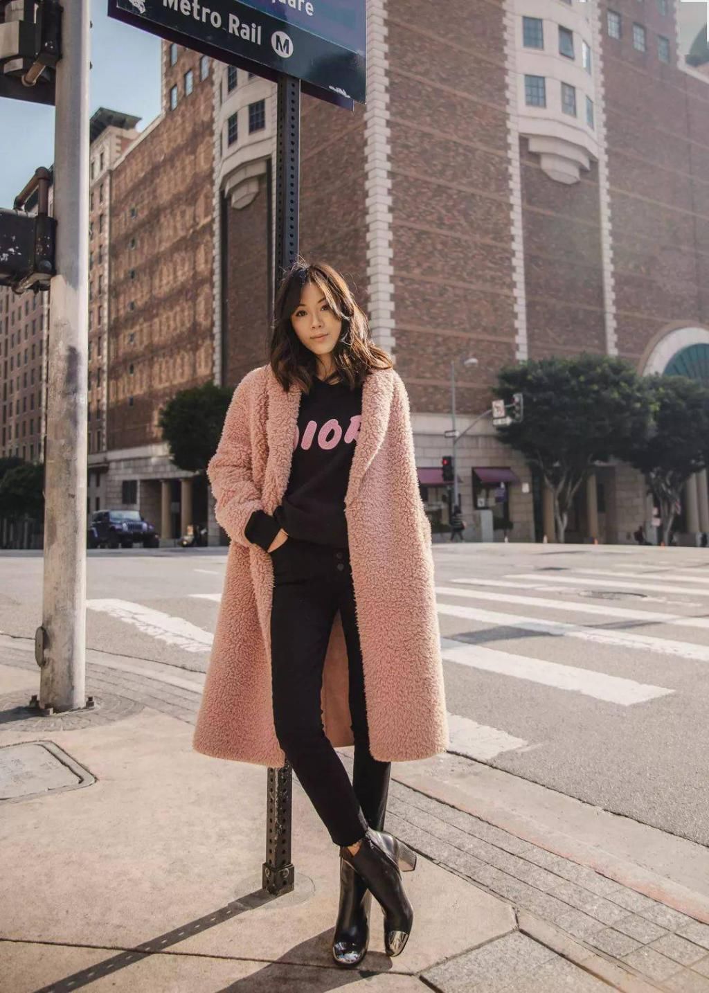  黑色|比驼色显白，比黑色高级，大衣今年流行这5个颜色！