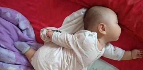 宝妈|“放飞自我式”睡姿火了,妈妈掀开宝宝被子后笑喷嫦娥奔月