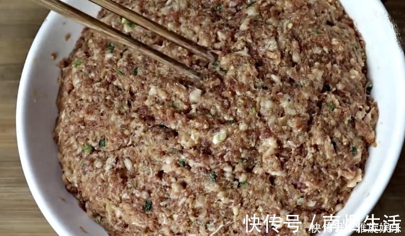 调肉馅时，加这两样是关键，我也是刚刚知道，肉馅软嫩多汁又入味
