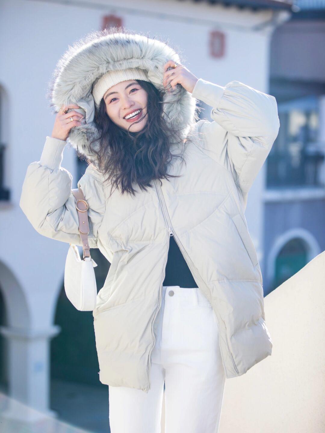 白色 冬天穿羽绒服也不要乱搭,试试这些搭配方式,时髦精致又有个性