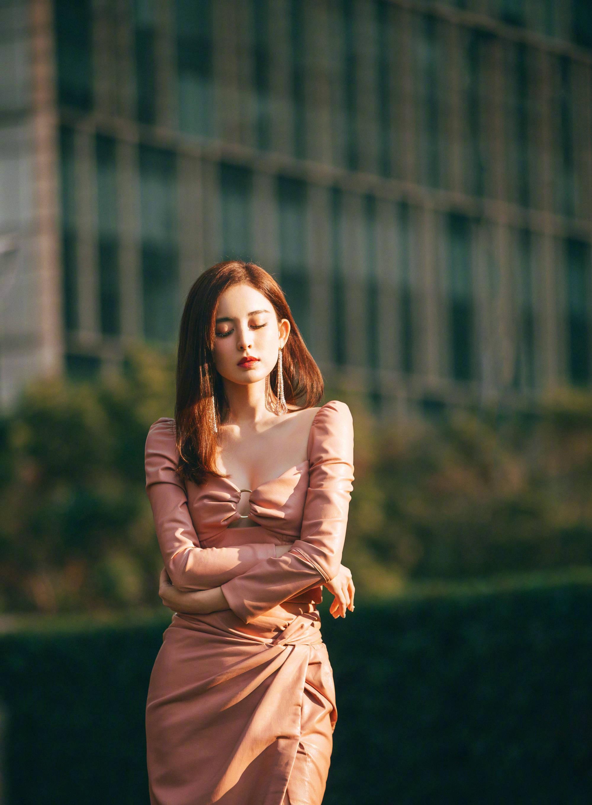 蕾丝|娜扎浅夏穿搭来袭,白色镂空连衣裙加烈焰口红,性感又不失纯情