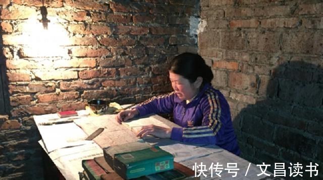 何忠亮#湖南50歲大媽苦練書法數十年,拜曹雋平為師,后一幅字賣到一百元