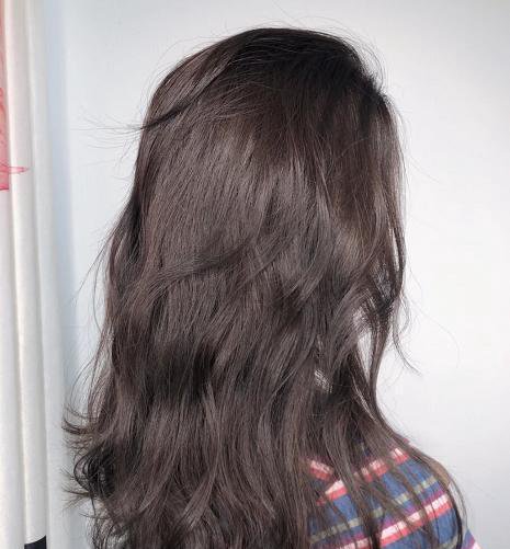 显白的发色，显得人比较甜美，造型也是很美的