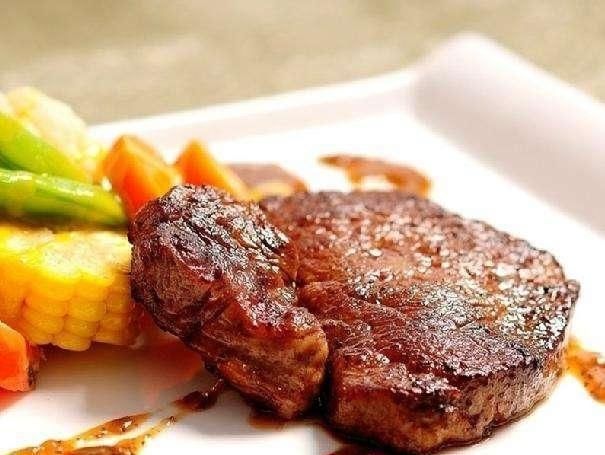 为什么吃自助餐,有些店会先上一份牛排服务员都是套路