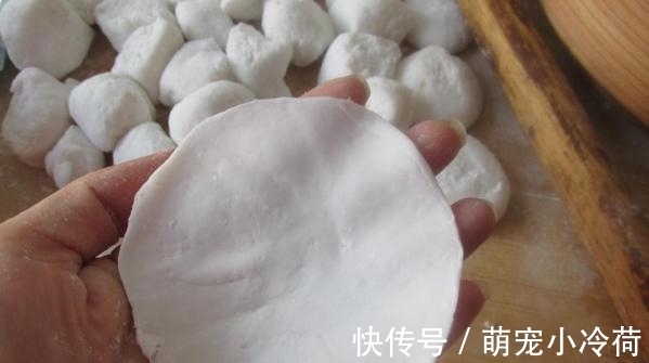 做透明水饺皮，应该在面粉里加什么？