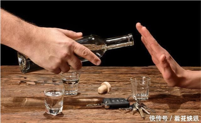 饮酒|喝酒的人和不喝酒的人,到底谁的寿命更长真相揭开,让人不敢相信