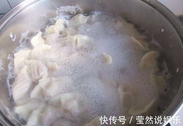 包饺子和面时,不要直接加水,牢记“这4点”,饺子不粘连不破皮