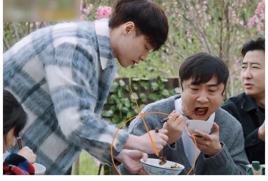 刘晓邑|黄磊做完饭先去洗澡,大家都自顾自吃得很欢,只有一人为他留饭