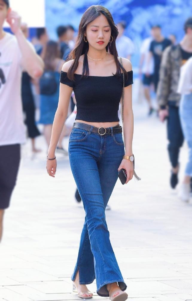 一闪一闪的睫毛,美丽女神虽走简洁路线,却让她拥有特别的韵味