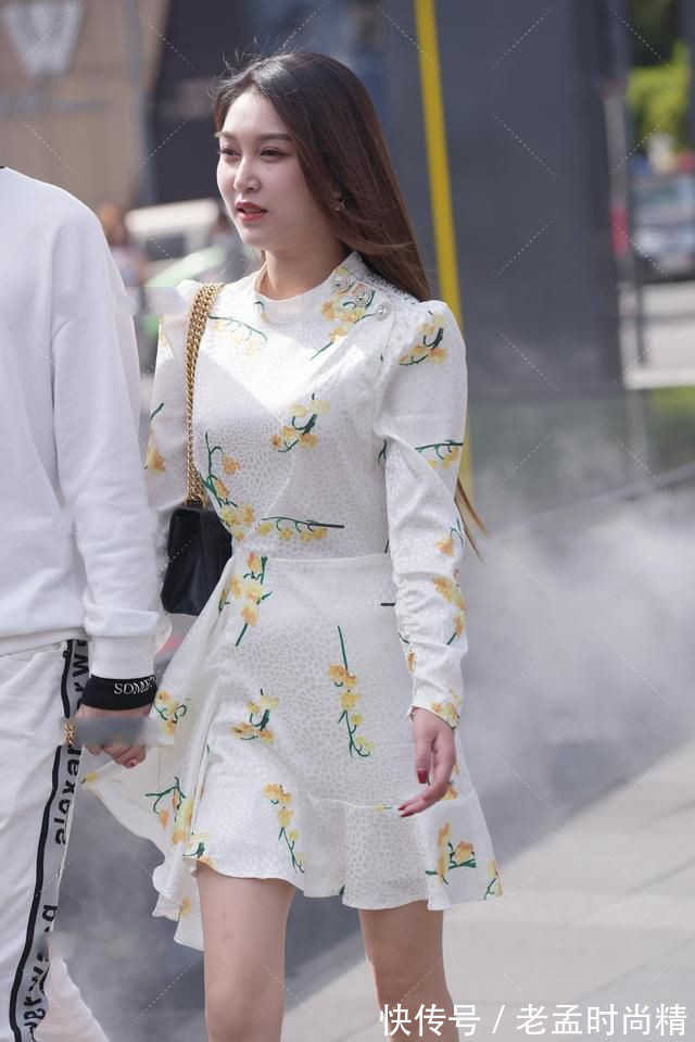 街拍|街拍:印花连衣裙, 散发时尚与魅力, 释放青春与朝气