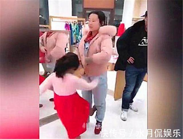家长|因不给买娃娃,5岁女儿在商场连踹妈妈三脚,爸爸的反应太霸气!