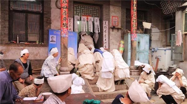 死者为何不能立刻安葬,反而要在家停放三天不这样做要后悔