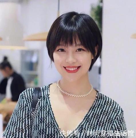 头发 女人过40岁尽量少烫“大妈卷”,今年流行这5种发型,清凉又减龄