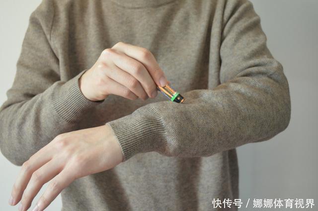 冬天出门时,记得带上一块旧电池,太实用了,解决了很多人的困扰