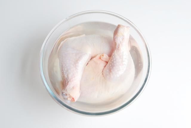 疫情在家自制脆皮烤鸡腿，爆汁满嘴，皮脆肉嫩不油腻