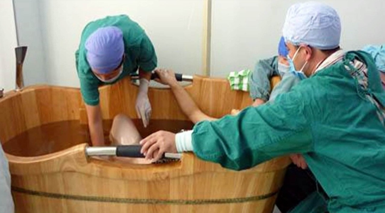 长沙|是个狠人!长沙孕妇自家浴缸水中分娩,2小时后大出血慌忙找医生