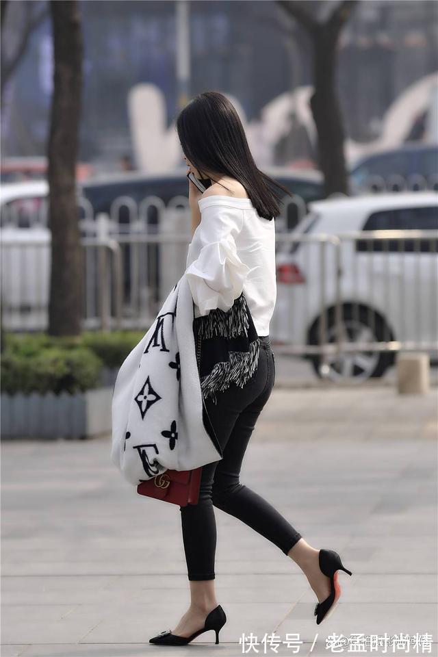 喇叭裤 街拍:尖头细跟鞋搭配,细跟高度很重要,款式选择也不能忽视
