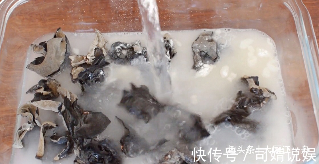 泡软|泡木耳时,直接加水就错了!厨师长教你一招,木耳3分钟就能泡软