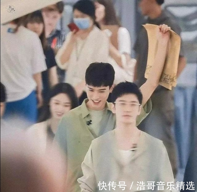 周也|中餐廳最新路透,姚安娜多看龔俊一眼都被罵,節(jié)目未播就遭受網(wǎng)暴