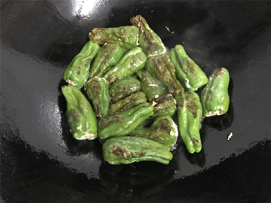 鲜美|青椒别再炒肉丝了,换个做法,咬一口,香辣鲜美,米饭都多吃一碗