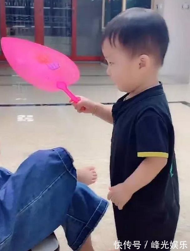 二宝|“最怂弟弟”走红,二胎弟弟对姐姐言听计从,网友:同款弟弟