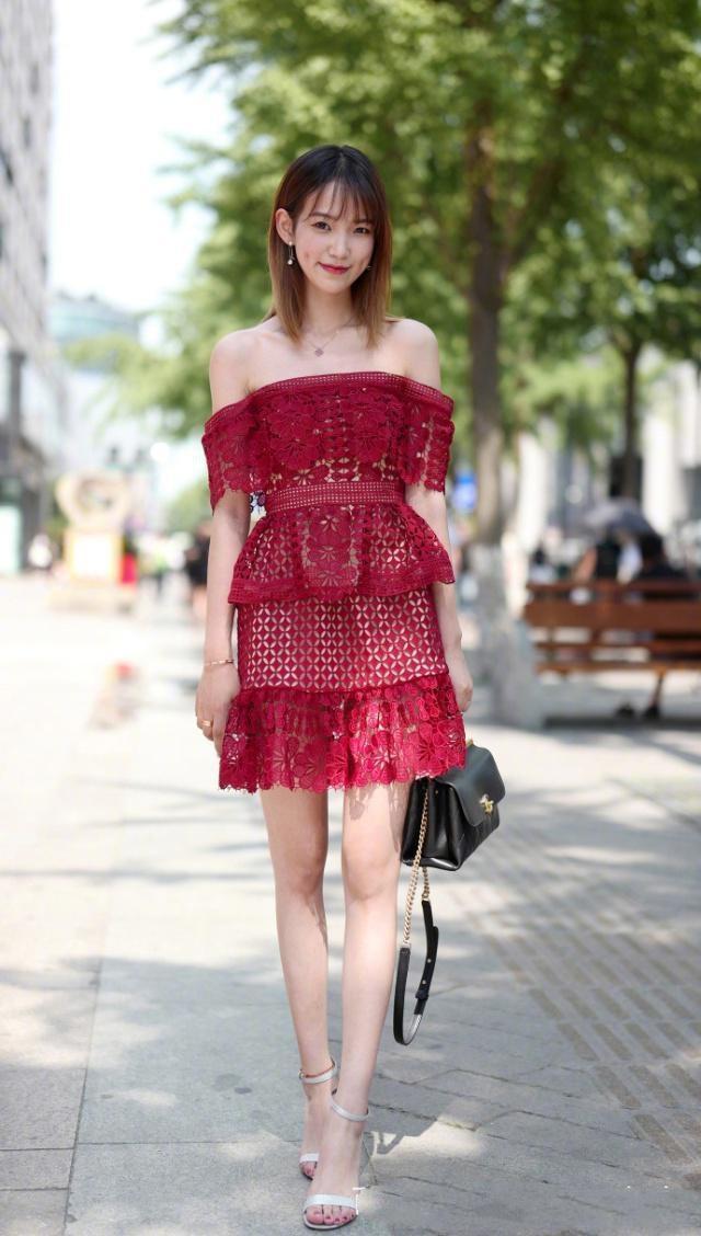 街拍:美女看起来很有都市丽人的感觉,黑色连衣裙优雅大方