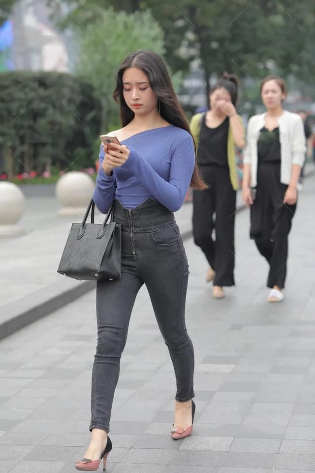 清秀|气质清秀的美女，休闲衫搭配灰色牛仔裤休闲又洋气