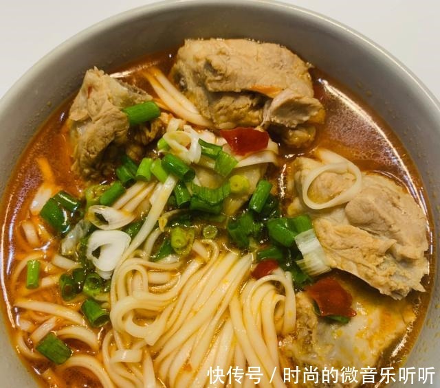 红烧排骨面,香喷喷的炒入味!