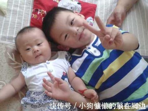 孩子|“暖心”哥哥火了,给妹妹洗脚时突然扎进盆里,满屏都是榴莲味