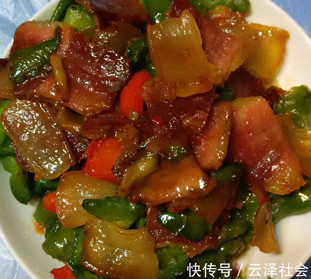 叶绿素|青椒肉丝这样做,保证鲜香滑嫩!简单一招,快速做好!好吃上瘾